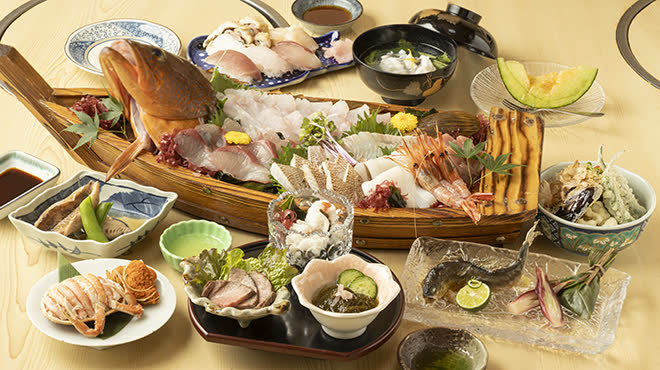 A banquet course arranged around a funamori boat of sashimi