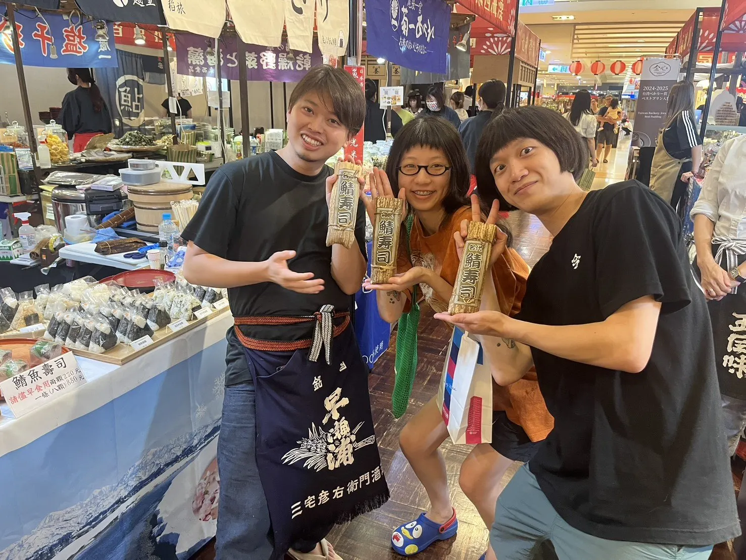 在台南新光三越 日本物產展的攤位上，手持大將鯖壽司的樣子