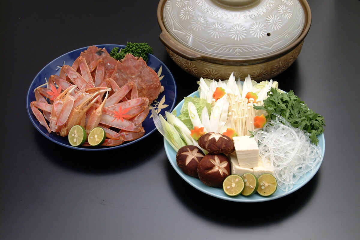 螃蟹全餐:水煮蟹腳與蟹殼,搭配土鍋與火鍋用的蔬菜、豆腐