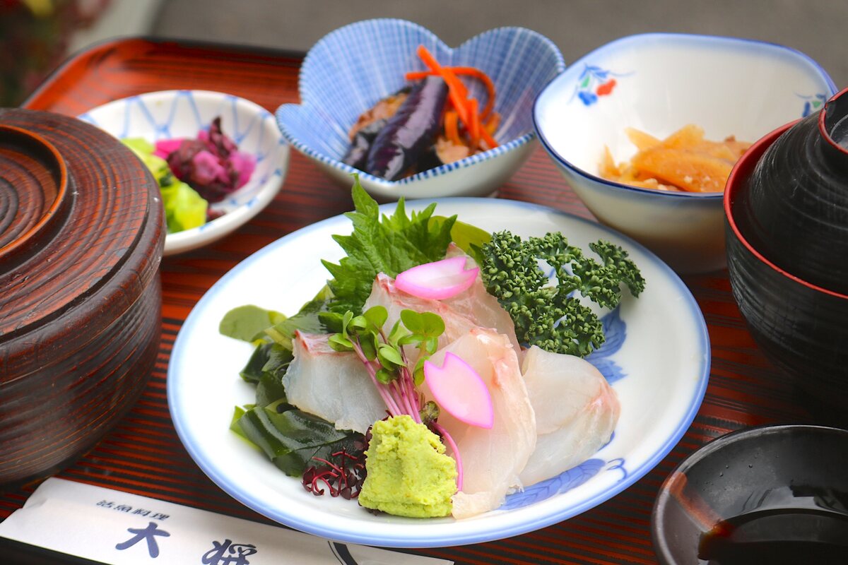 白身のお造りを中心に、煮物・香の物・揚げ物の小鉢を添えた御膳