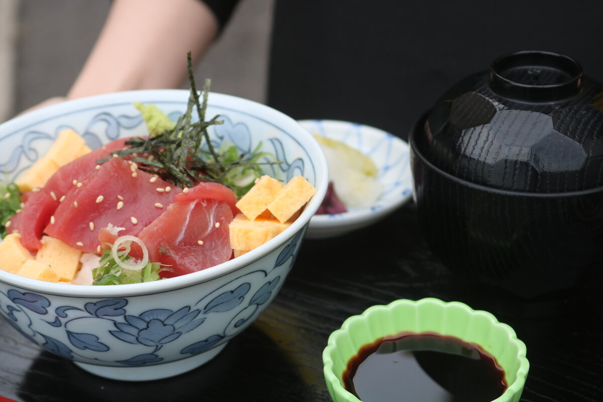 まぐろの赤身を盛ったまぐろ丼。刻み海苔と玉子焼きを添え、味噌汁と小鉢付き